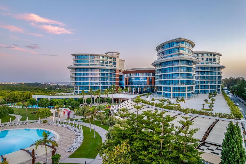 Baia Lara Hotel 5* по залез — двете извити кули на комплекса и басейнът